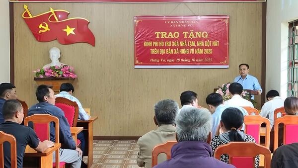 XÃ HƯNG VŨ TRAO KINH TẶNG  PHÍ HỖ TRỢ XÓA NHÀ TẠM, NHÀ DỘT NÁT NĂM 2025